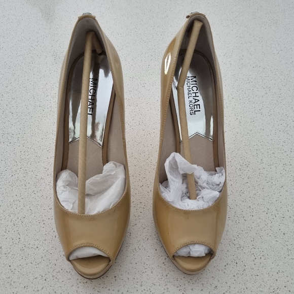 MICHAEL KORS Nude Patent Platform Heels, Size 7.5 IN BOX - Picture 2 of 15